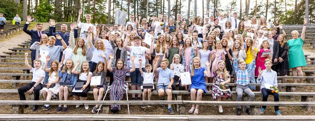 Nr 96 19. juuli 2021 Elva valla leht 5 Elva vald tunnustas silmapaistvaid ja aktiivseid noori 10. juunil toimus Elva lauluväljakul Elva valla õpilaste tunnustamisüritus 100 Noort Tegijat.