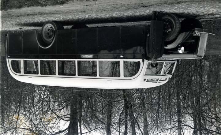 Seetõttu tuli ka mitmel peateel rasketes lumeoludes bussiliinid seisma panna. Juba 1930.