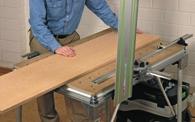 This combination makes splinter-free saw cuts on both sides possible: on the one hand,