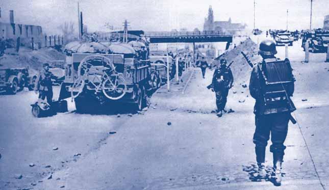 Saksa sõdurid Grodnos augustis 1941. Linn langes Punaarmee kiire lagunemise tõttu sõja algul sakslaste kätte praktiliselt purustusteta.
