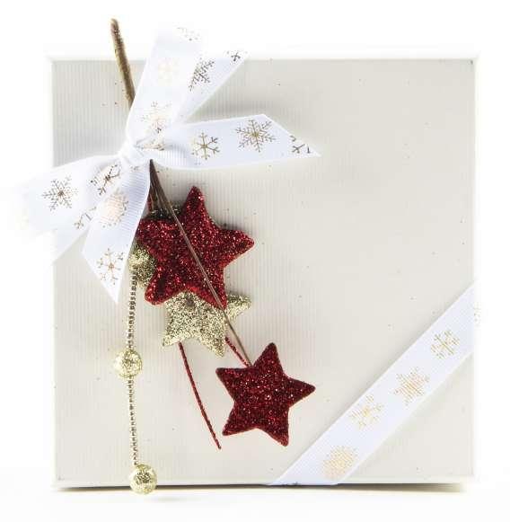 18 14. White Christmas gift box with pendant and 16 chocolates.