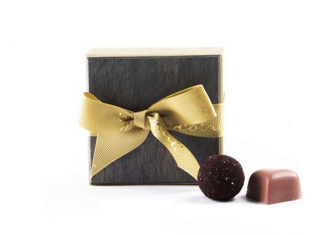 36 38. Striped plywood chocolate box - 4 chocolates. Triibuvineerist kommikarp - 4 šokolaadiga.