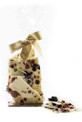 85 124. White chocolate slices with berries.