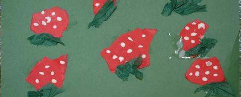 rohelist sabadeks 1 rebivad kuivade kätega väikesed musta salvrätiku tükid ja patsutavad need maasika peale seemneteks Salvrätikutest maasikatöö Variant 2.