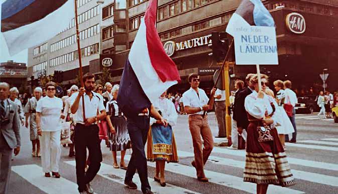 10 EESTI PÕGENIKUD MADALMAADES II MAAILMASÕJA JÄRGSELT Madalmaade eestlaste delegatsioon 1980. aasta väliseestlaste ESTO-päevadel Stockholmis, plakatiga Vilma Belinfante-Saidlo.