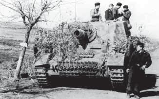 Liikursuurtükk on eelkõige mõeldud jalaväe toetamiseks. Sakslased ehitasid oma StuG III rünnakkahuri Panzer III tanki šassiile. Tankihävitaja on mõeldud just nimelt tanki hävitamiseks.