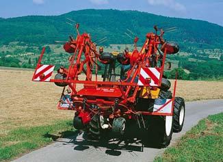 - Nende vasakule või paremale poole poolpõigiti liikumise asendisse seadmist juhitakse traktori juhiistmelt.