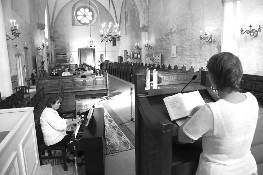 juunil Jaani kirikus piduliku tänujumalateenistuse, pärastlõunal andis kirikus kontserdi vanamuusikaansambel Heinavanker.