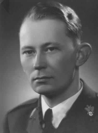 286 BIOGRAAFIAD Teise Nõukogude okupatsiooni eel lahkus kodumaalt hospidallaeval Moero (mõningatel andmetel oli seal haavatuna) ja hukkus selle pommitamisel 22. septembril 1944. a. ORAV, Victor, nooremleitnant Sündinud 17.