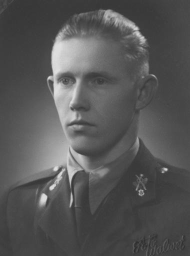 a astus Sv Tehnikakooli ja võeti sõjaväe tegevteenistusse ning määrati pürotehnikaklassi, mille lõpetas 10. juulil 1940.