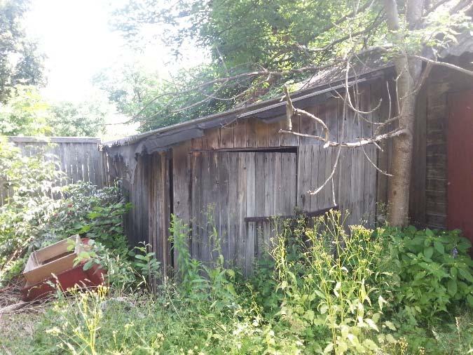 aegne punastest tellistest garaaž, üks vanem puitsõrestik