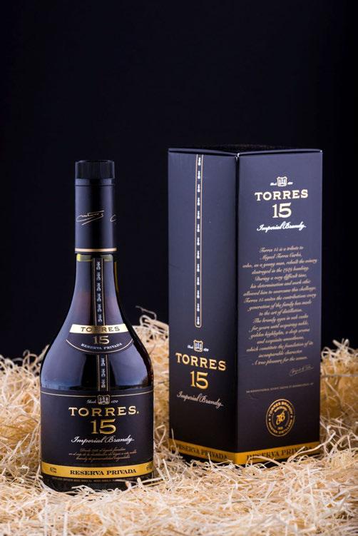 Torres 15 Brandy Kauni kuldse helgi ja särava tooniga brändil on kreeka pähklile ja kuivatatud puuviljadele viitav aroom.