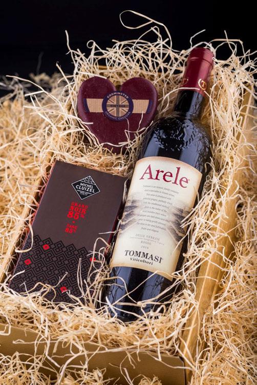 Kinkekomplekt Arele Tommasi Arele Verona IGT Rosso Itaalia Värvuselt ilusa sügava rubiinpunase tooniga. Vein on aroomilt puuviljaline, tunda vürtsi, musta pipart, küpseid marju.