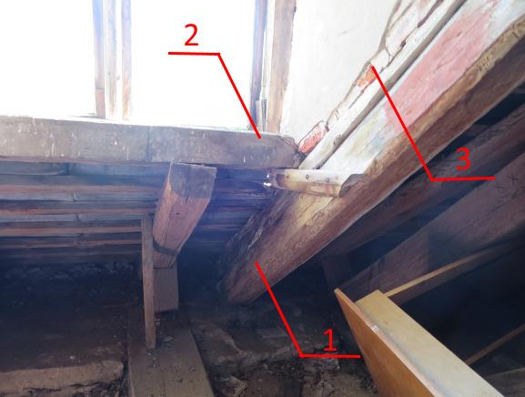 2- Plekk-katte alla on jäetud kivikatuse roovid. Räästas ja harjal puudub tihe laudis. Roovid ei toetu kohati sarikatele, vajadusel paigaldada abisarikad. Foto 6.