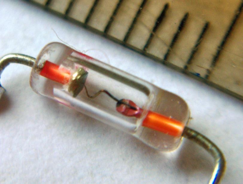 Elektroonikakomponent - diood Mittelineaarne kaksklemm Idee pärineb aastast 1874, kus saksa teadlane Ferdinand Braun avastas