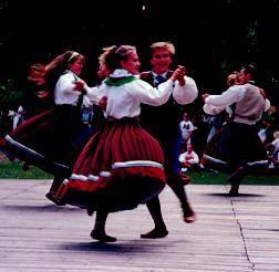 Õpetasime eesti tantse Rootsis, kogusime projekti raames Tahkuranna vallast vanu laule, tantse ja pillilugusid 1997 Osalemine võistutantsimisel Rootsis Hälsinge Hambo,