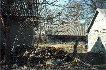 Terala eluhoone. Foto Liina Ligi, 2003. Erakogu oli külas üks suurematest ja rikkamatest taludest. Täpset talu rajamisaega pole teada, aga arvatavasti on see asutatud hiljemalt 17 sajandil.