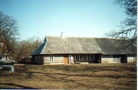 Tõnise eluhoone. Foto Liina Ligi, 2003. Erakogu Talu on samuti Põhjasõja eelne talu, aga jäi sõja käigus tühjaks. Taasasutati talu 1750.-1756. aastate vahel.