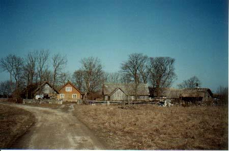 Mihkli - Aadu eluhooned. Foto Liina Ligi, 2003. Erakogu Talu on asutatud hiljemalt 1811 aastal, kuid ka 18.-19. sajandi vahetusel on seda talu mainitud.