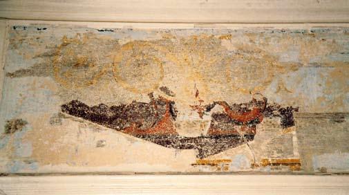 4 Üksteisele järgnevates viimistluskihtides kohakuti asetsevad maalingute fragmendid. Friisi trafarett-maaling katab pompei-stiilis figuraalset kompositsiooni.