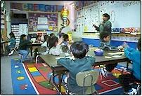 Navaho keelekümblus Rock Pointis Navaho Reservaat Arizonas enamus õpilaste jaoks on inglise keel peamiseks keeleks 1999-2000 hakati algkoolis kasutama navaho keelekümblusprogrammi lasteaias ja 1. Kl.