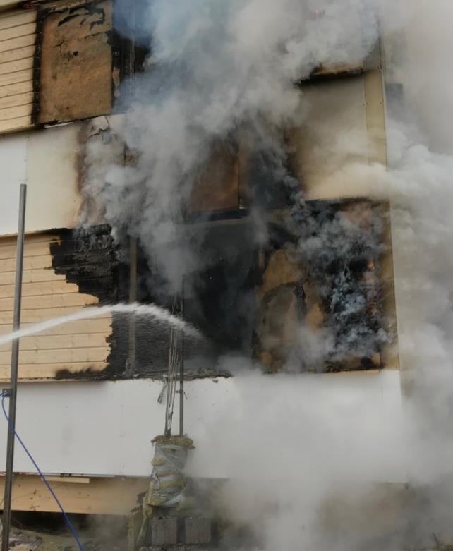 Kustutamine Süttivaid materjale sisaldavate hoonete kustutamisel peab kasutama efektiivseid strateegiaid tulekollete leidmiseks ja kustutamiseks nii nähtavates kui ka suletud õõnsustes.