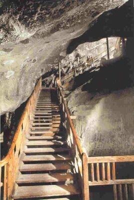 Kaevandusse saamiseks tuleb mööda puidust treppe laskuda üle 60 meetri ning