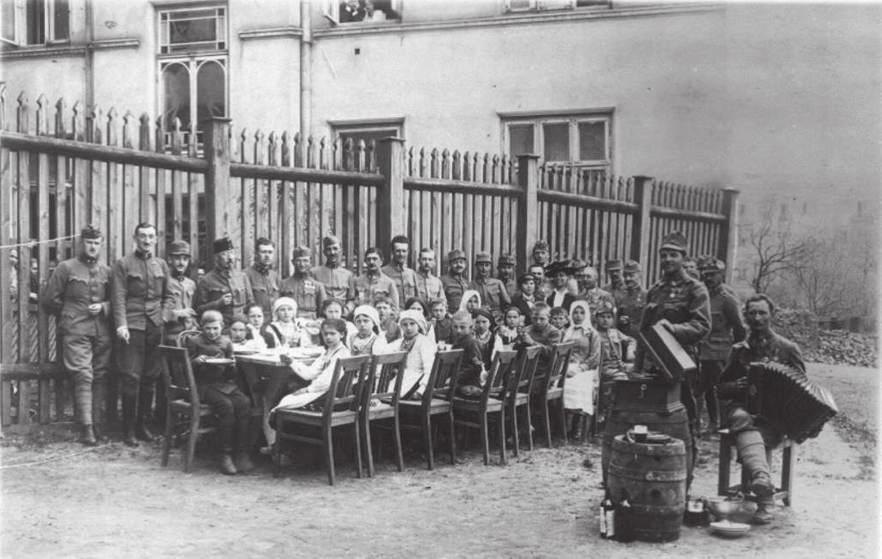 Austria-Ungari okupatsioonivõim Vene-Poolas I maailmasõja ajal (1915 1918) 59 Austria-Ungari sõjaväelased okupeeritud Poolas poola lapsi võõrustamas.