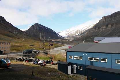 ES - QTC REISIKIRI lk 27 Longyearbyeni vaade no kuhu seal signaalil minnagi?! Südasuvine Spitsbergen pidi seal ootama. Aga kaubanduses neid väljapääsusid mitu ja kokku me ei saanudki.