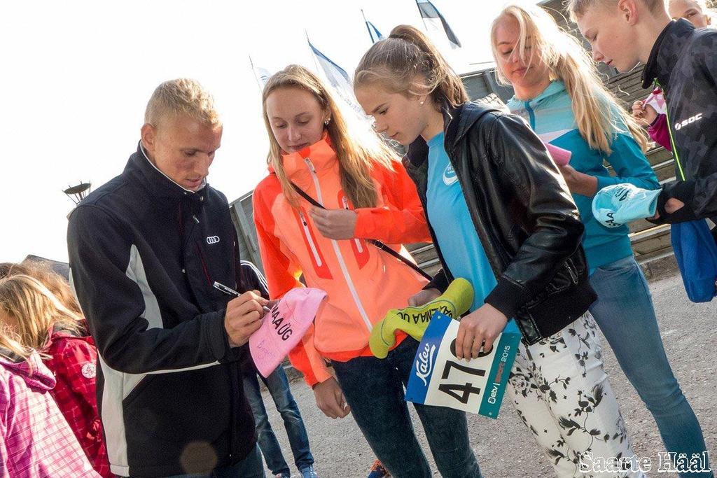 2014/15 Aastaraamat Fotol: Autogramme võtmas enne võistlust Vasakult: Marko Niit, Marilis Remmel, Carmen Electra Pirn, Gendra Allikmaa 14.