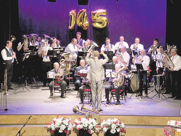 4 Mustvee puhkpilliorkester 145 26. aprillil tähistati Mustvee kultuurikeskuses Mustvee puhkpilliorkestri 145. juubelit. Orkestrit juhatab Kaido Järvsoo.